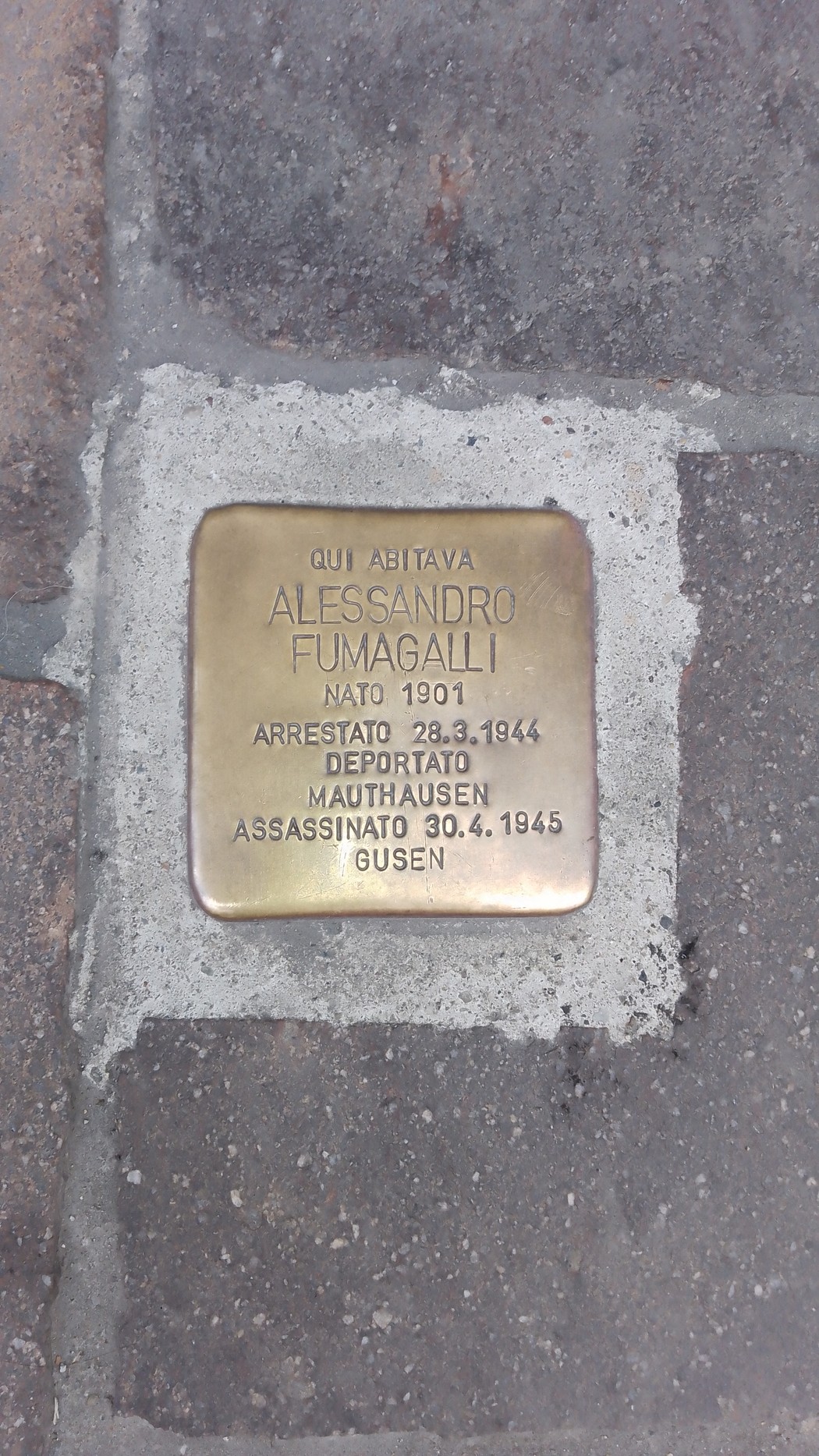 Pietra d'inciampo che commemorano Alessandro Fumagalli, vittima della deportazione nazista.