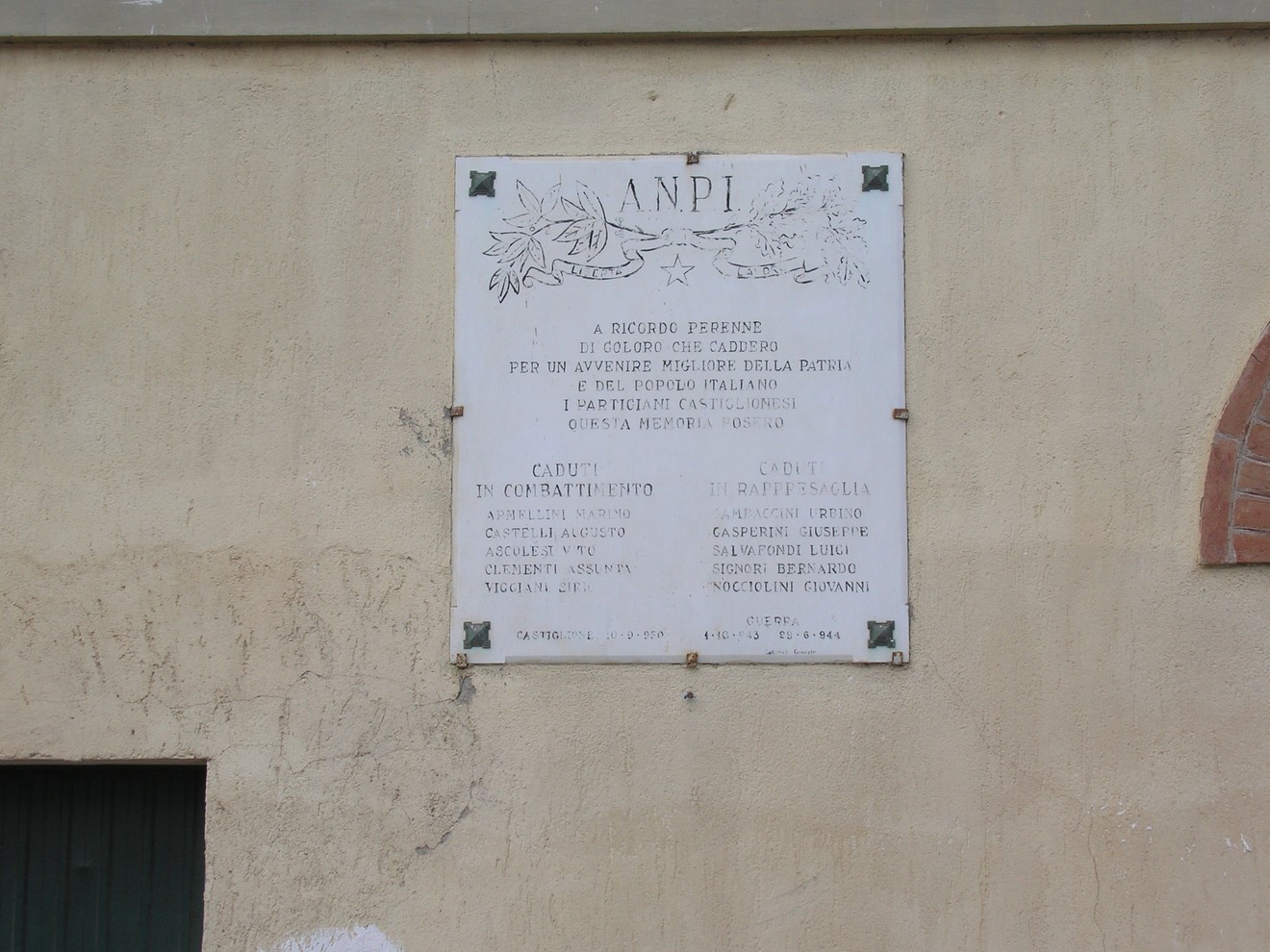Lapide commemorativa dedicata ai caduti, con simboli di memoria e riconoscimento per il sacrificio dei combattenti.