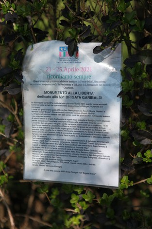 Monumento alla 63° Brigata Garibaldi circondato da vegetazione verde. Rappresenta la memoria della resistenza.