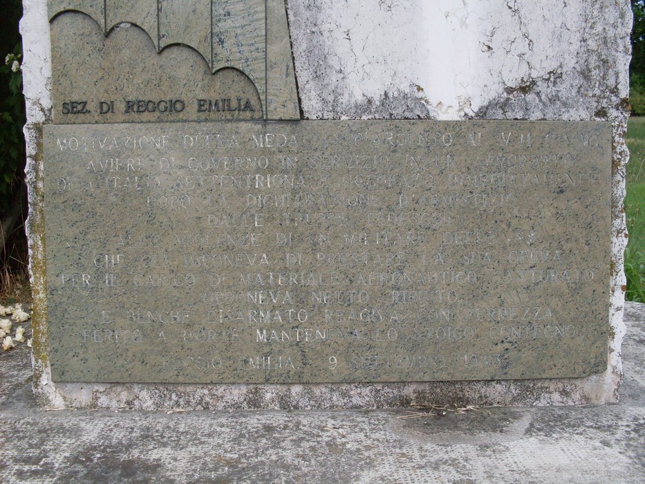 Monumento a Pirozzi, dedicato alla memoria e all’impegno di una figura storica significativa.