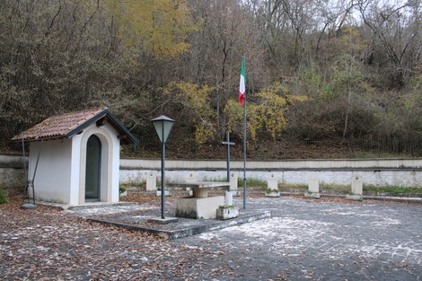 Sacrario dei martiri di Cicchetti, luogo di memoria e rispetto dedicato ai caduti. Atmosfera di tranquillità e riflessione.