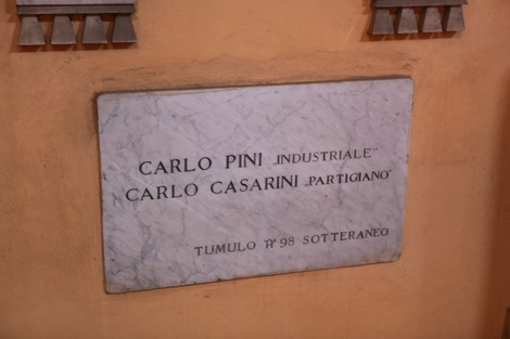 Sepolcro di Casarini con lapide commemorativa dedicata a Carlo Pini e Carlo Casarini. Atmosfera solenne e storica.