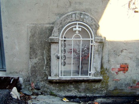 Lapide funeraria di Pilati, Colpo e Azzolin, situata su una parete, con struttura in ferro e muratura antica.