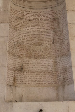 Il Sacrario del Ponte Monumentale, tributo ai caduti per la libertà, con nomi incisi su una grande lapide.