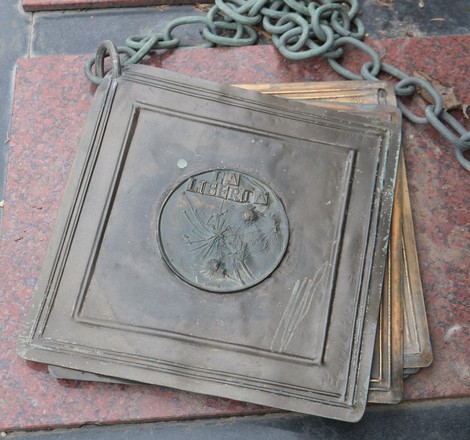 Rappresentazione dell'ossario partigiano, simbolo di sacrificio e libertà.