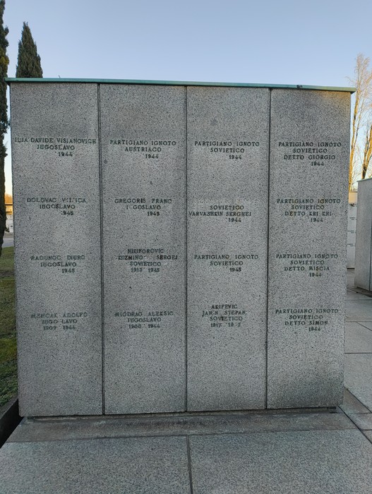 Monumento commemorativo con nomi incisi di partigiani caduti, situato nel "Campo della Gloria".