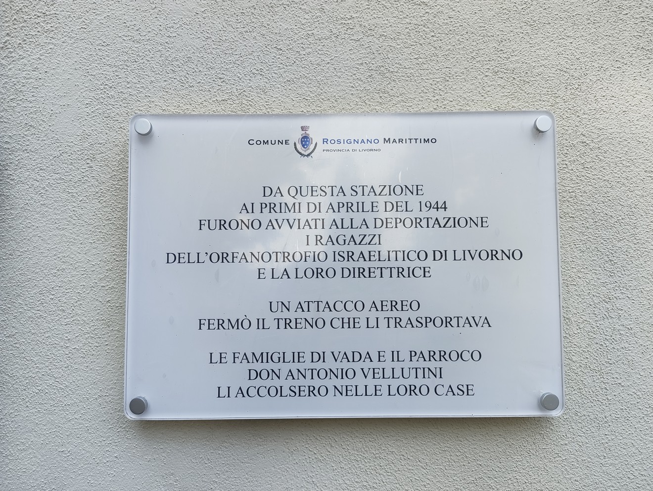 Targa ai ragazzi dell'orfanotrofio israelitico, Comune di Rosignano Marittimo (LI), foto 1