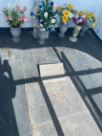 Cappella dedicata ai caduti per la libertà, con fiori freschi e atmosfera di contemplazione.