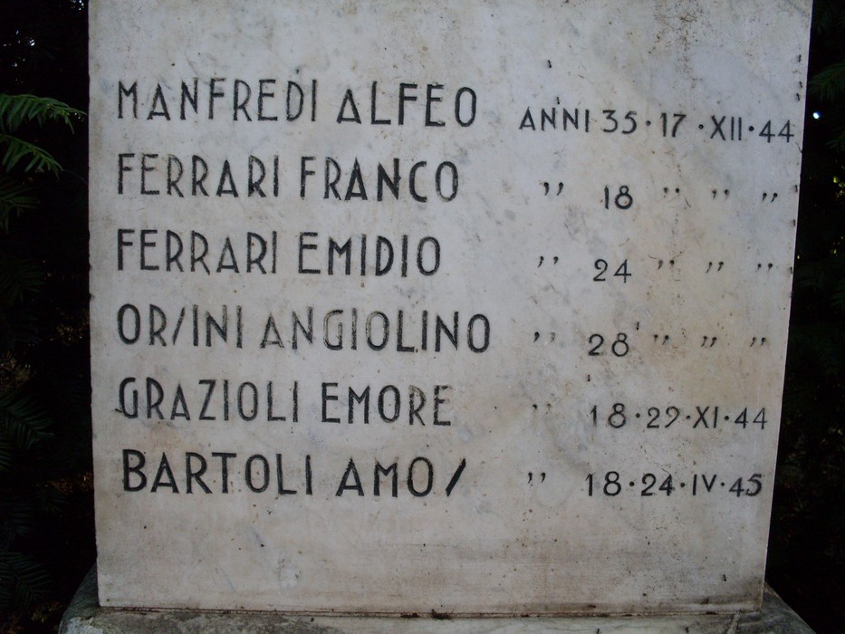 Monumento commemorativo a Manfredi e altri, con incisioni dei nomi e delle date di caduta.
