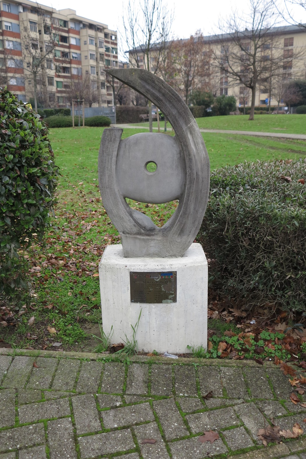 Monumento del Giardino della Democrazia, scultura moderna in un verde parco urbano.