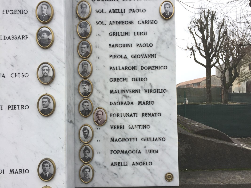 Monumento ai caduti di Linarolo, con i nomi dei soldati commemorati su una stele di marmo.