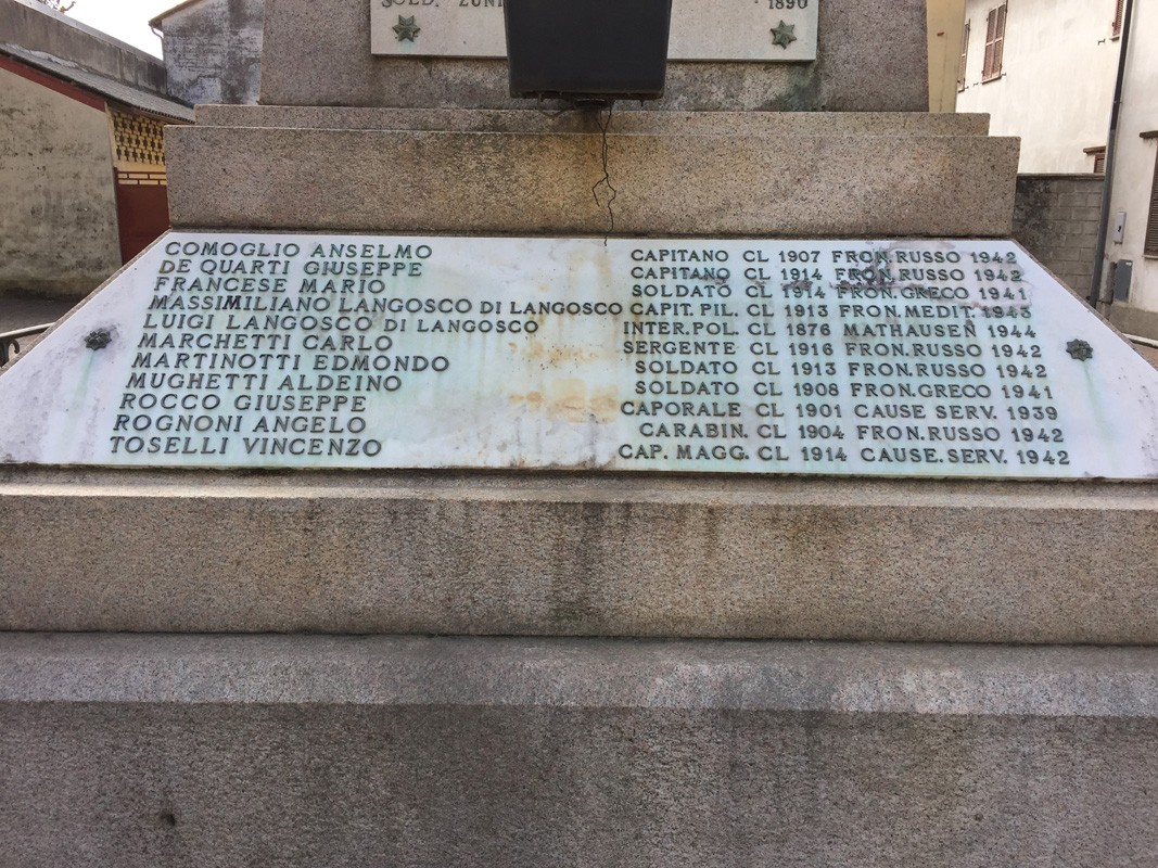 Monumento ai caduti di Langosco, dedicato ai soldati del comune, con nomi incisi in memoria dei loro sacrifici.