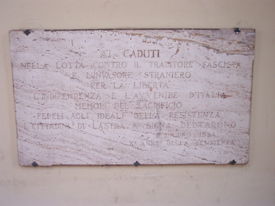 Lapide commemorativa dedicata ai caduti nella lotta contro il fascismo e per la libertà.