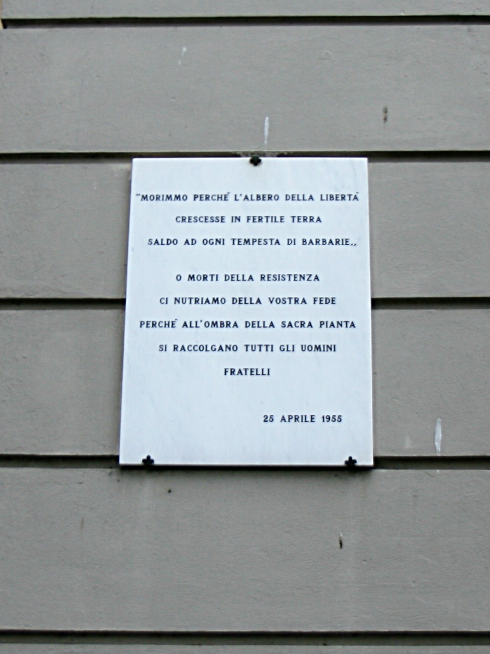 Lapide commemorativa dei caduti della Resistenza, con citazioni sul valore della libertà e della fedeltà.