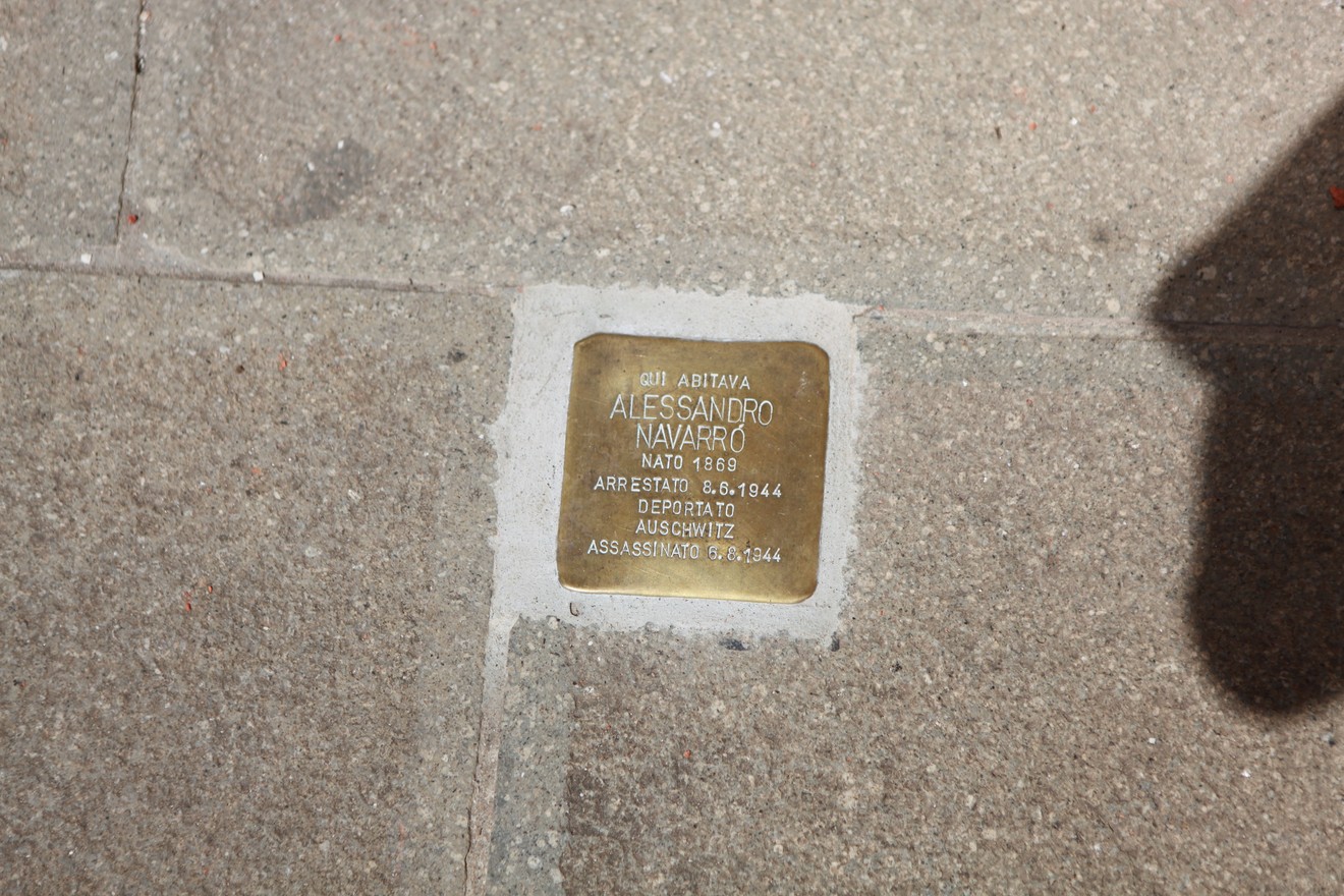 Pietra d'inciampo dedicata a Alessandro Navarro, simbolo della memoria storica e dell'olocausto.