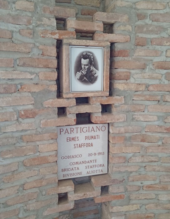 Il Sacrario dei martiri di Biagasco con marmi e foto commemorativa di un partigiano.