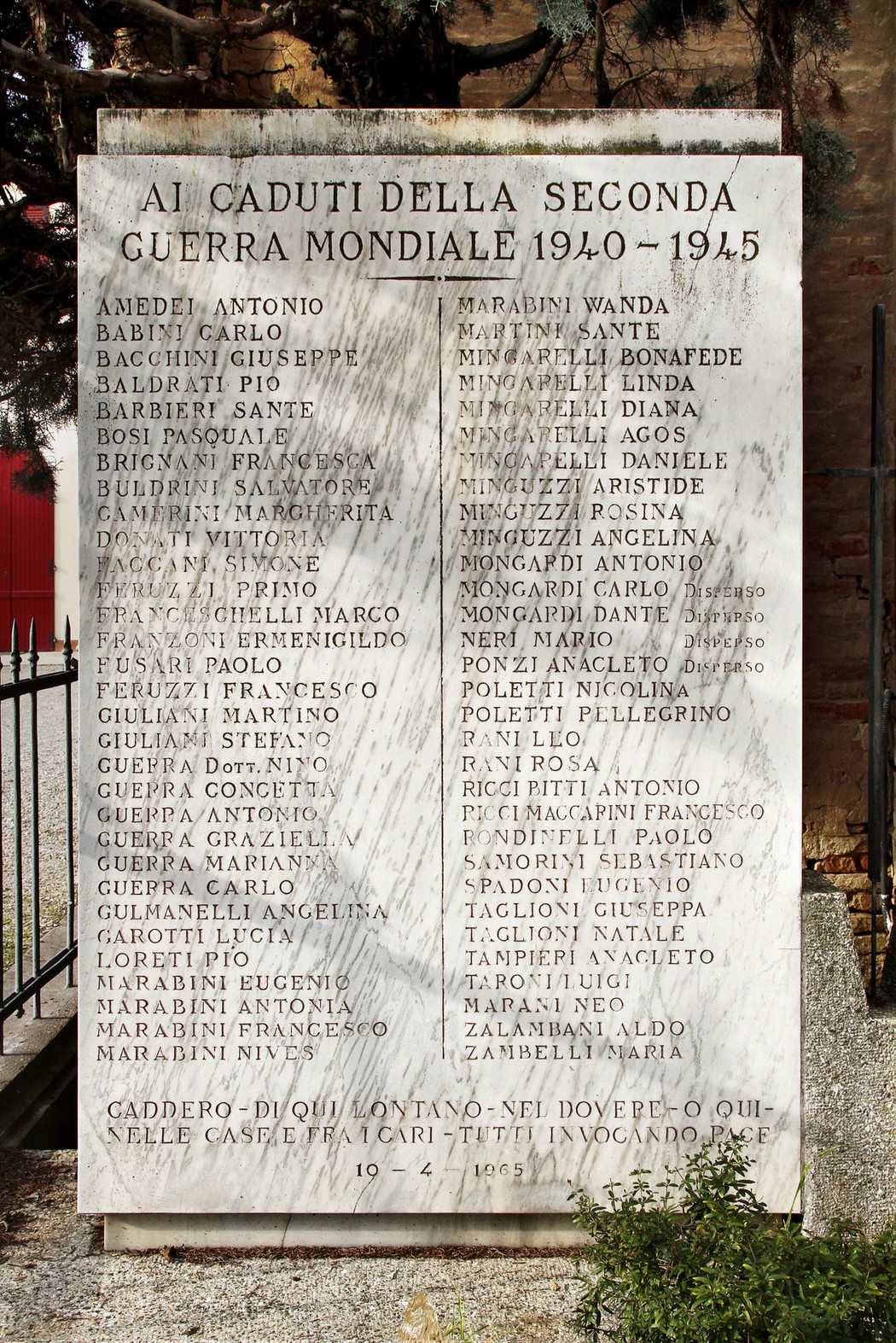 Monumento commemorativo ai caduti della Seconda Guerra Mondiale, onorando le vite perse nel conflitto.