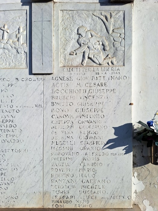 Monumento commemorativo con iscrizioni in memoria dei caduti di Lucento e Ceronda, decorato con elementi floreali.