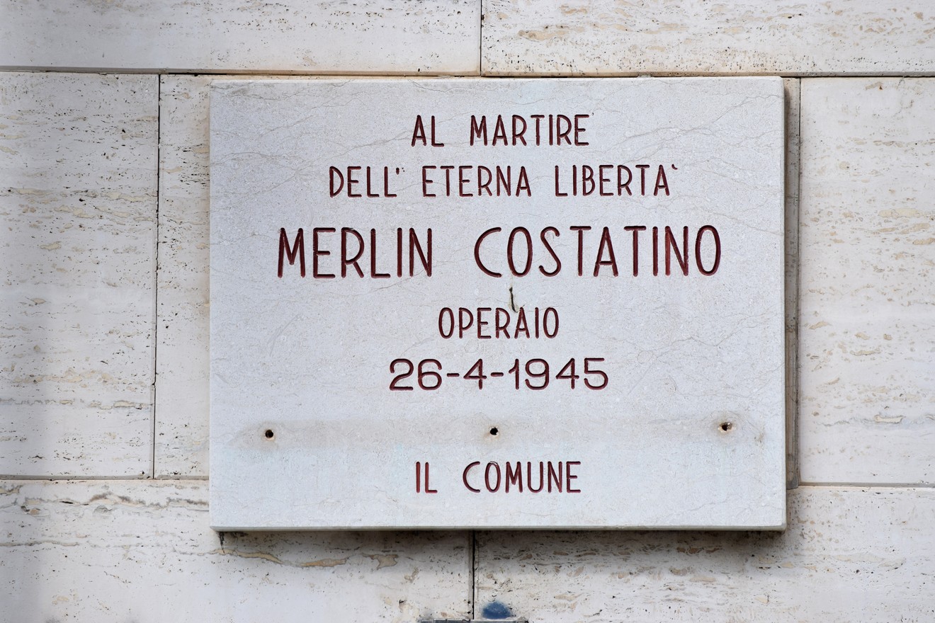Lapide dedicata a Costantino Merlin, martire della libertà, in memoria della sua opera e sacrificio.