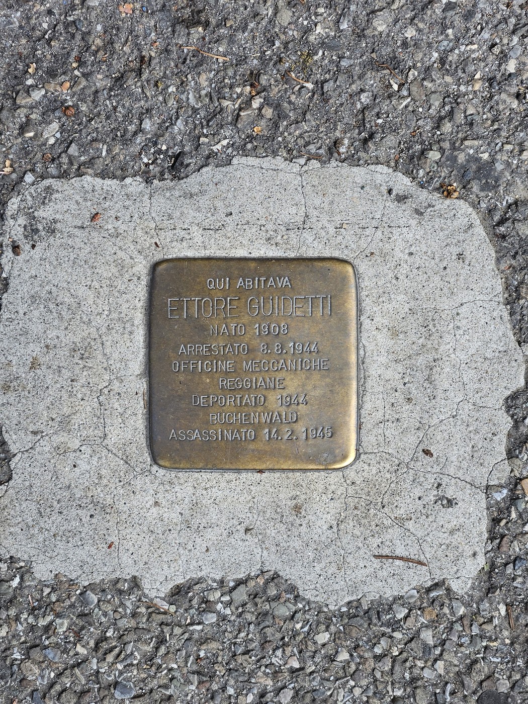 Pietra d'inciampo dedicata a Ettore Guidetti, commemorando la sua deportazione e omicidio durante la Seconda Guerra Mondiale.