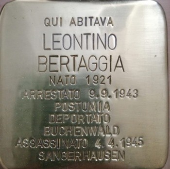 Pietra d'inciampo in ottone incastonata nel selciato, con iscrizione dedicata a Leontino Bertaggia.
