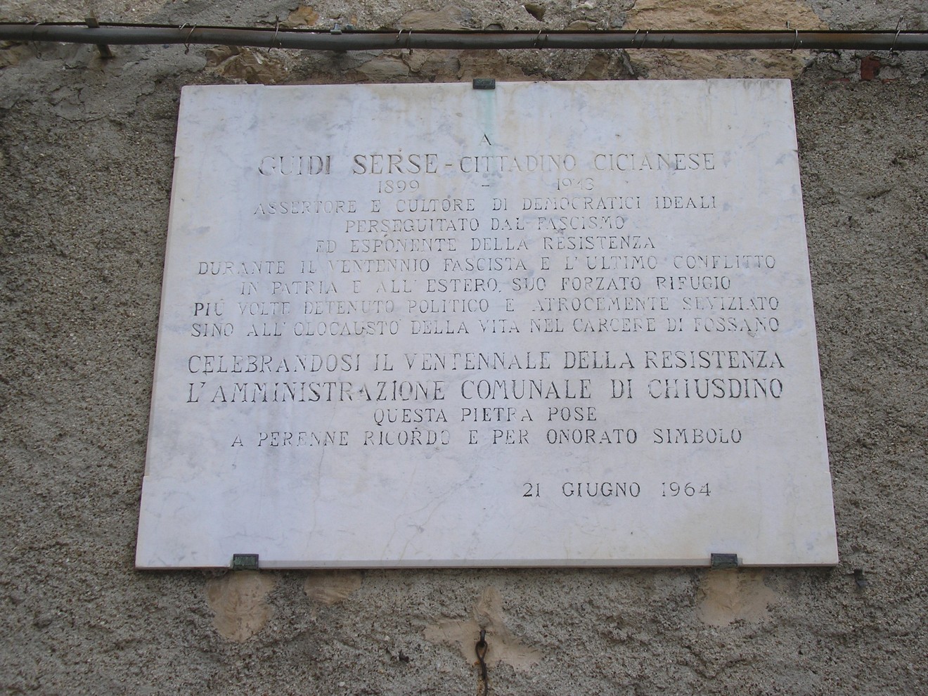 Lapide commemorativa dedicata alla resistenza a Guidi, per onorare la memoria dei caduti.