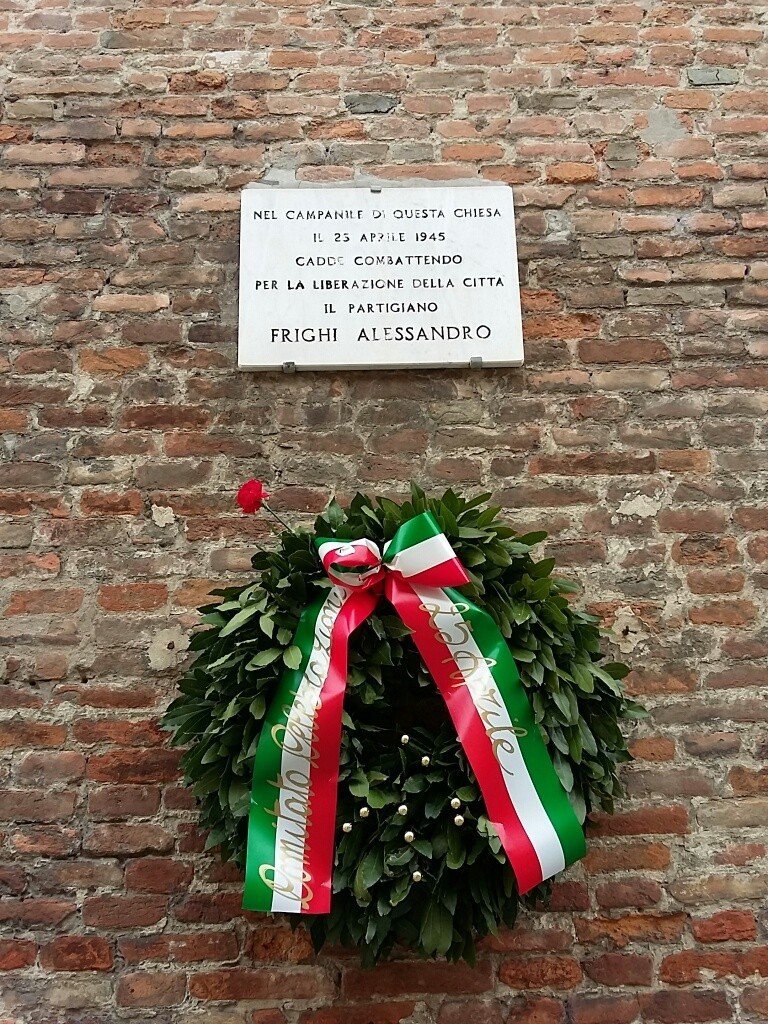 Lapide commemorativa a Frighi, partigiano caduto per la liberazione della città. Omaggio con corona di alloro.