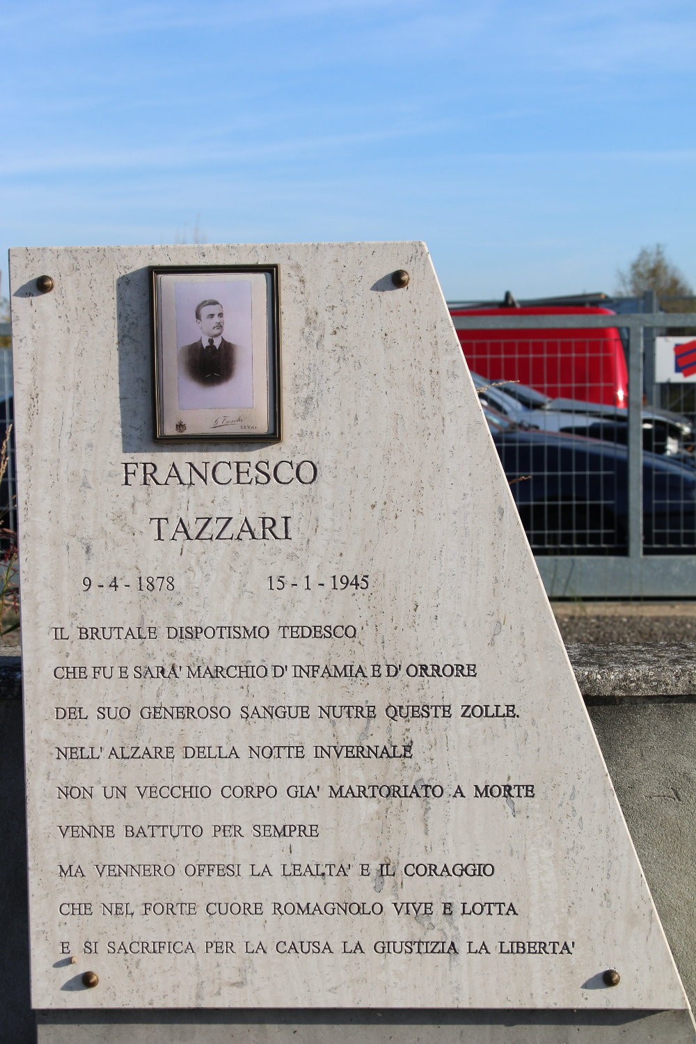 Monumento a Tazzari: memoriale dedicato a Francesco Tazzari, vittima della brutalità del regime fascista.