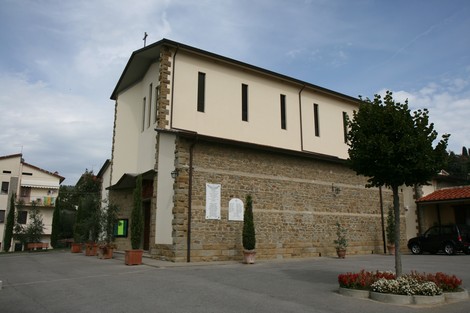 Lapide commemorativa dei caduti di Olmo, situata accanto alla chiesa del paese.