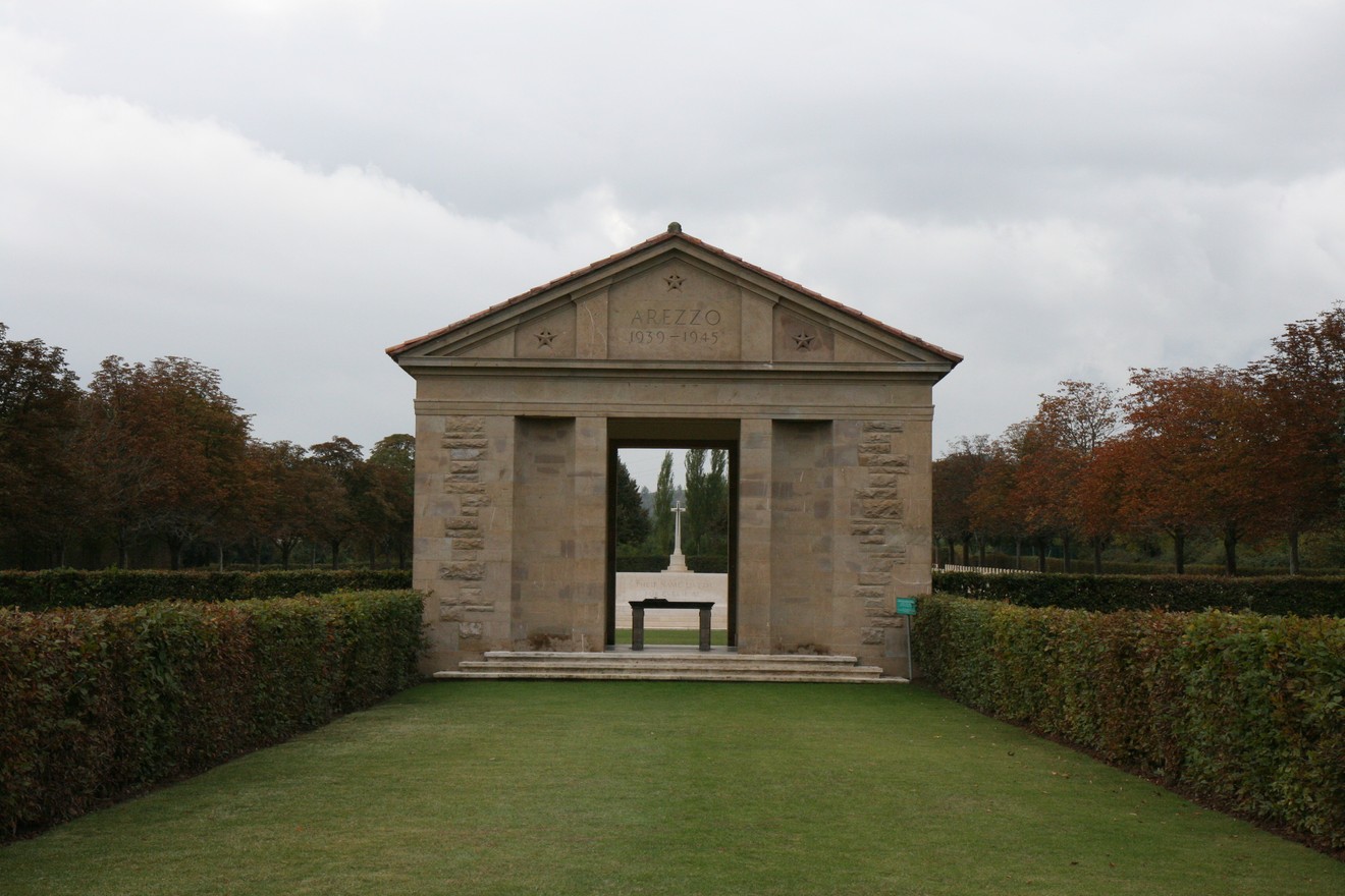 Cimitero militare di Arezzo, luogo di commemorazione per i caduti della Seconda Guerra Mondiale.