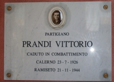 Targa commemorativa del partigiano Vittorio Prandi, caduto per la libertà, esposta nel sacrario di Bibbiano.