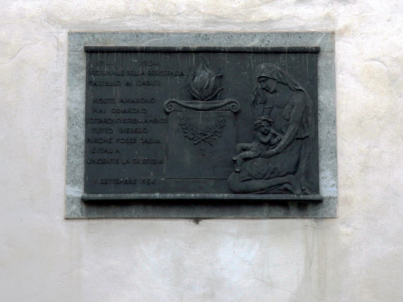Lapide commemorativa dedicata alla Resistenza, situata a Castello.