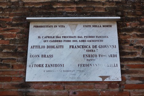 Lapide commemorativa che onora i partigiani fucilati al cimitero della Certosa.