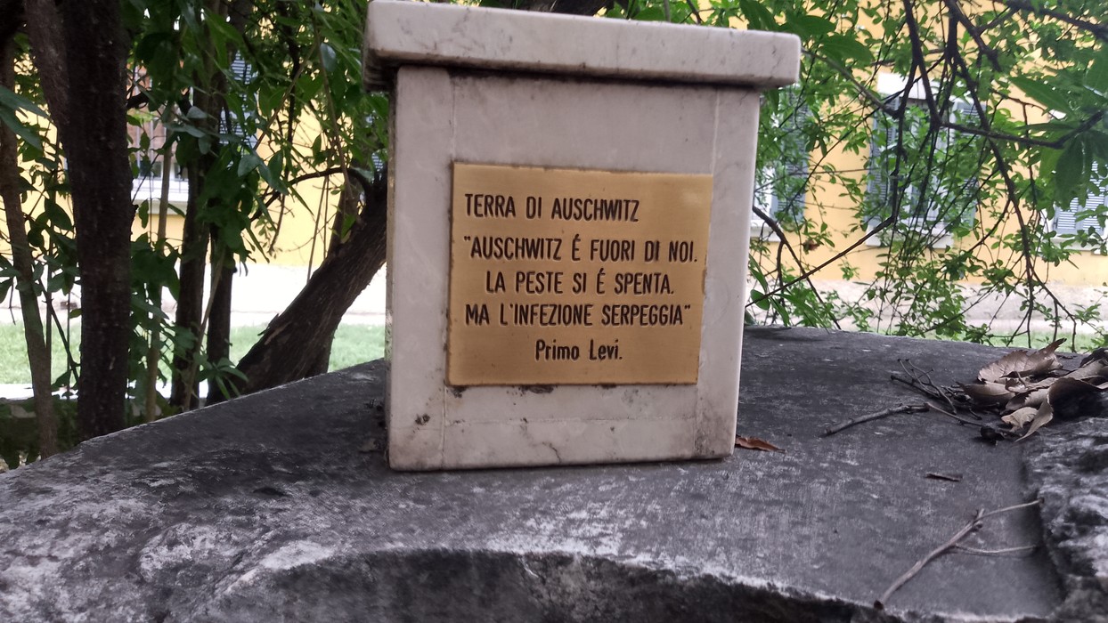 Cippo commemorativo dedicato ai colognesi deportati, con un messaggio di riflessione su Auschwitz.
