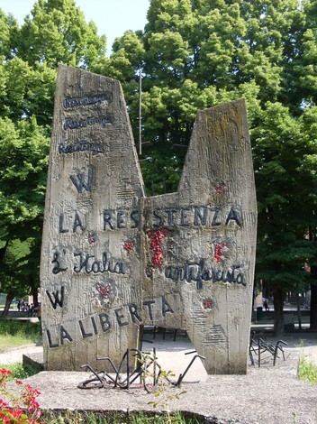 Monumento alla Resistenza, simbolo di libertà e memoria storica, circondato da natura verde.