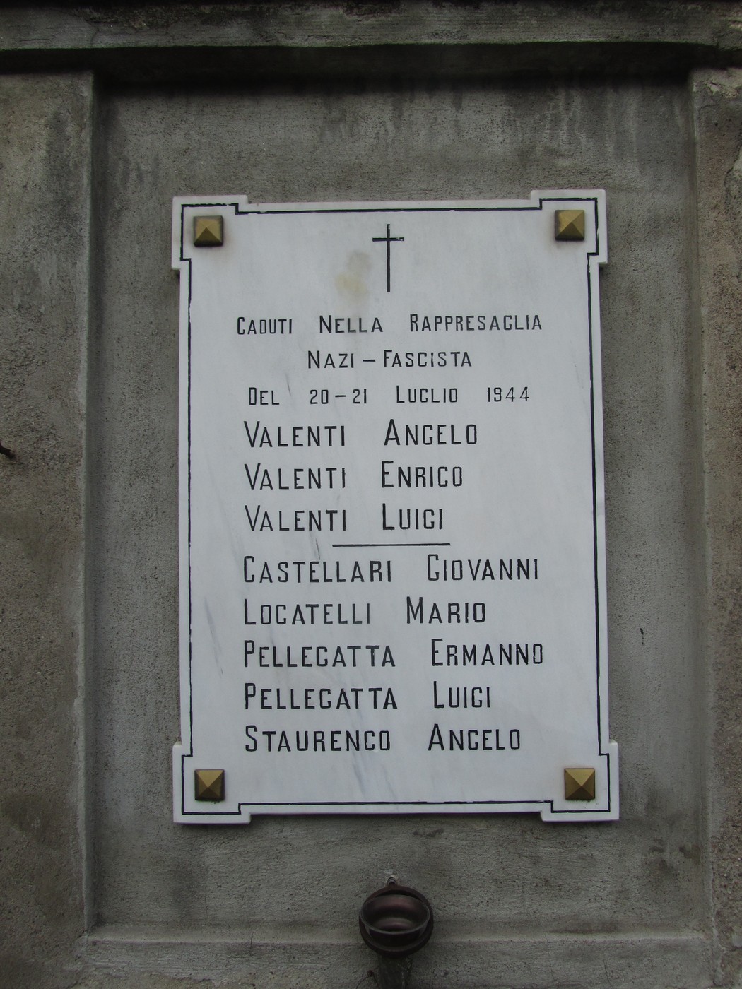 Lapide commemorativa dedicata ai caduti della rappresaglia nazifascista del 20-21 luglio 1944.