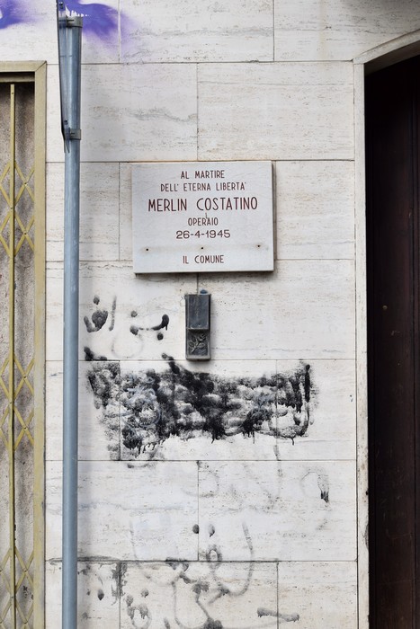 Lapide commemorativa dedicata a Merlin Costantino, martire della libertà, con data 26-4-1945.