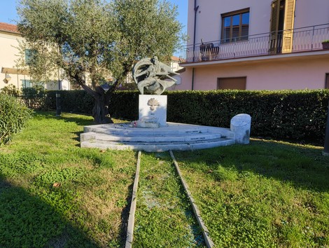 Monumento commemorativo dedicato ai carabinieri caduti, immerso in un verdeggiante giardino.