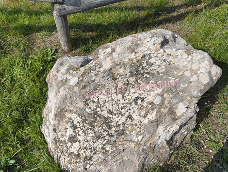Monumento ai partigiani caduti a Monte Sabbiuno, omaggio alla loro memoria e alla lotta per la libertà.