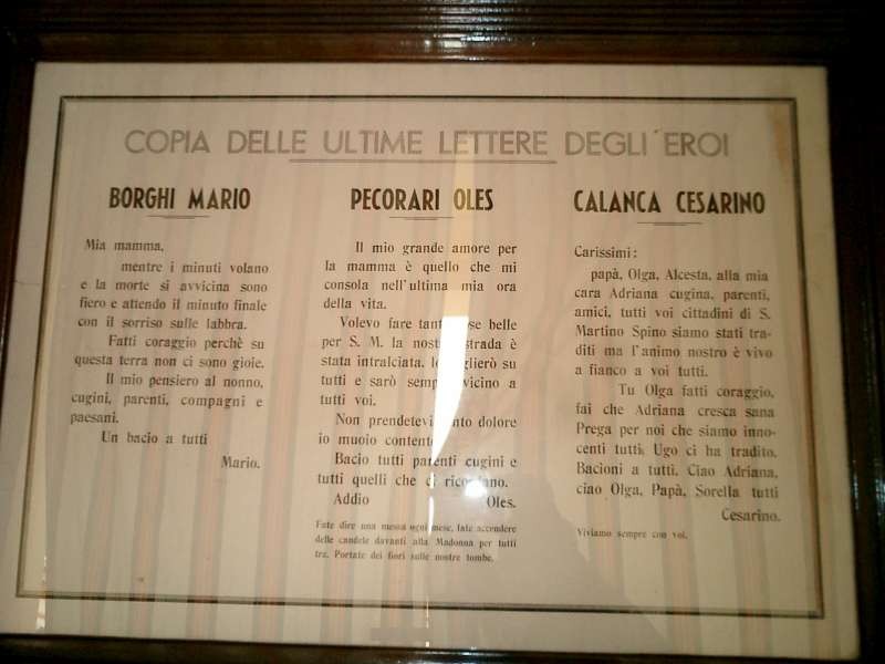 Cappella con nomi di eroi locali, Borghi, Pecorari e Calanca, incastonata in un contesto tradizionale e commemorativo.