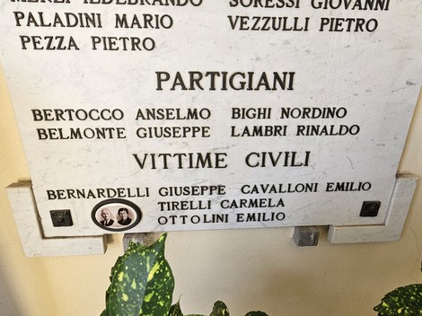 Lapidi commemorative ai caduti di San Rocco al Porto, con nomi di partigiani e vittime civili.