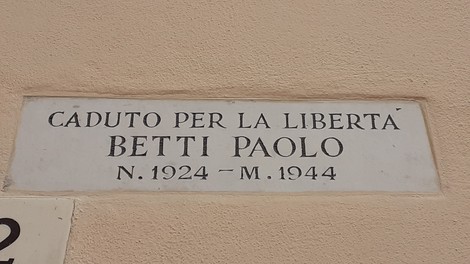 Lapide commemorativa dedicata a Betti Paolo, caduto per la libertà nel 1944.