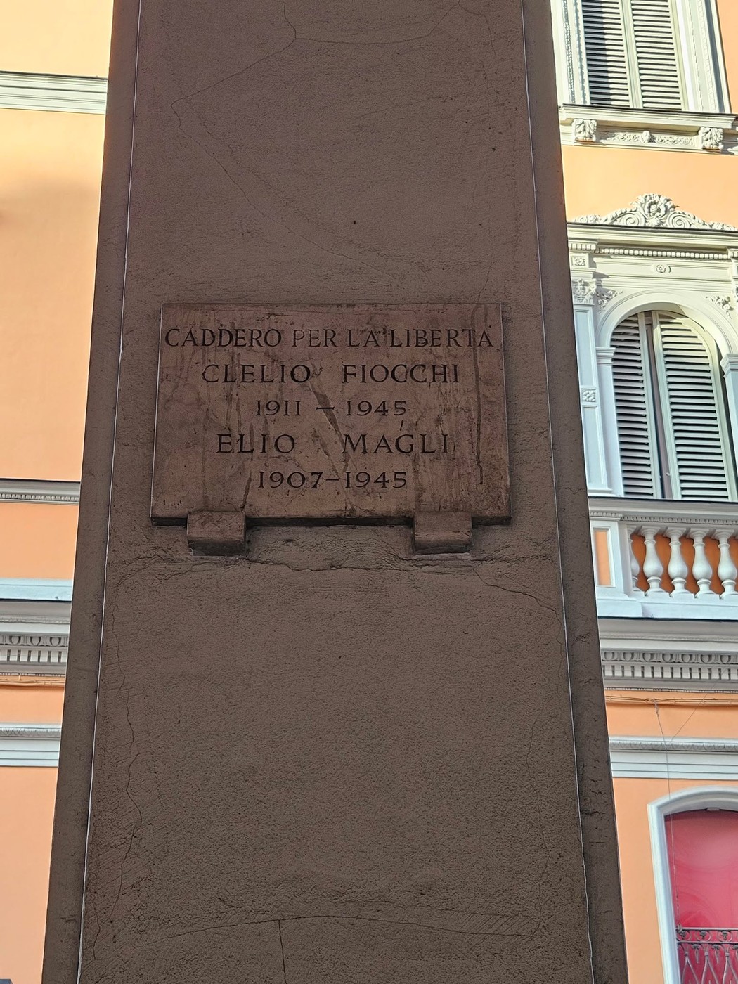 Lapide commemorativa dedicata a Clelio Fiocchi ed Elio Magli, simbolo di libertà e memoria storica.