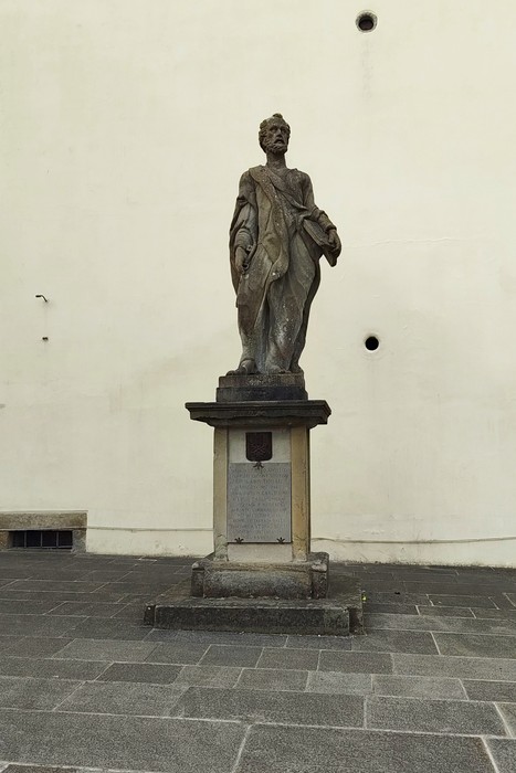 Lapide commemorativa dedicata al danneggiamento della statua, situata davanti alla basilica di San Pietro.