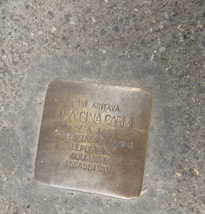 Pietra d'inciampo dedicata a Ida Gina Carmi, con informazioni sulla sua vita e deportazione.