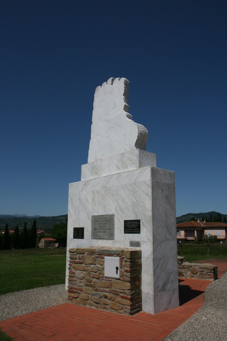 Monumento in marmo commemorativo delle vittime dell'eccidio del Padule di Fucecchio, simbolo di memoria storica.
