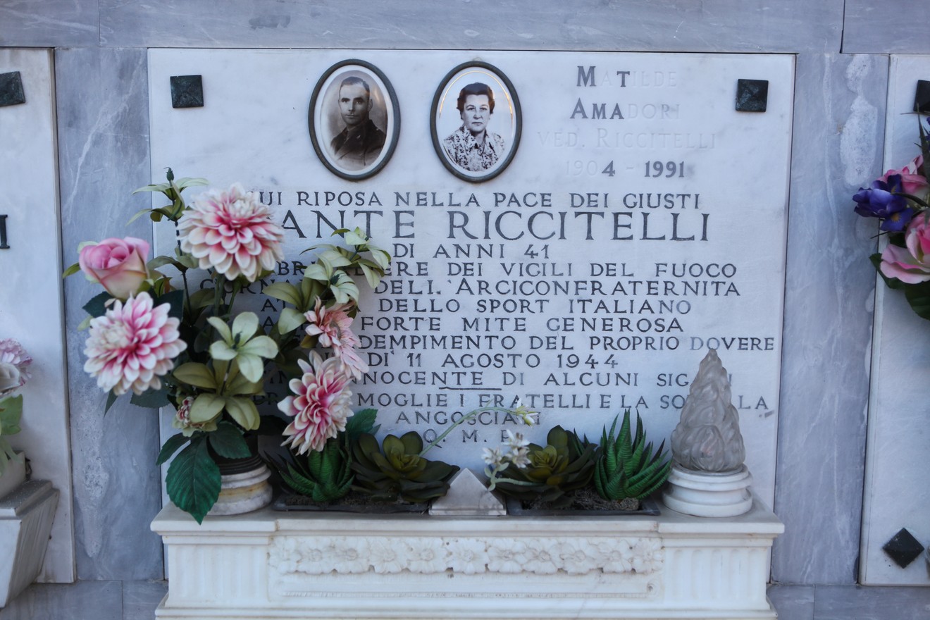 Sepolcro di Riccitelli, con immagini commemorative e decorazioni floreali in marmo.
