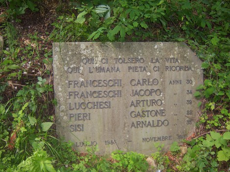 Cippo di Villa Bice, memoriale dedicato a sei vittime della Seconda Guerra Mondiale, situato in un'area verde.