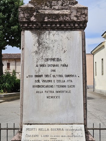 Monumento ai Caduti di Spineda, dedicato ai soldati della Grande Guerra con iscrizioni commemorative.