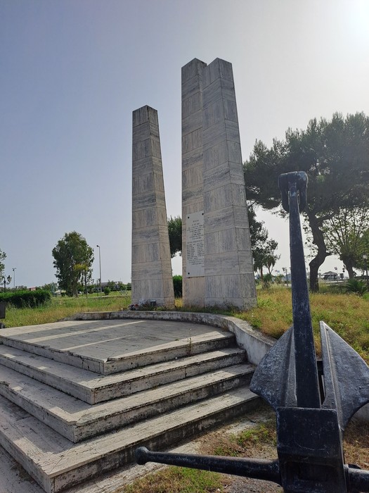 Monumento ai caduti di Scalea, un tributo ai combattenti locali, situato in un'area verde.